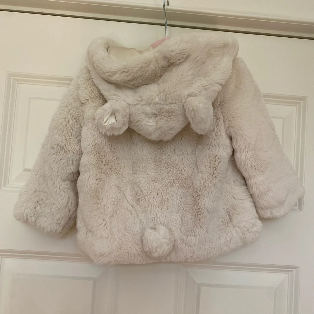 Cream soft faux fur coat size 9-12months - Picture 2 of 5